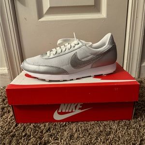 Women’s Nike DayBreak